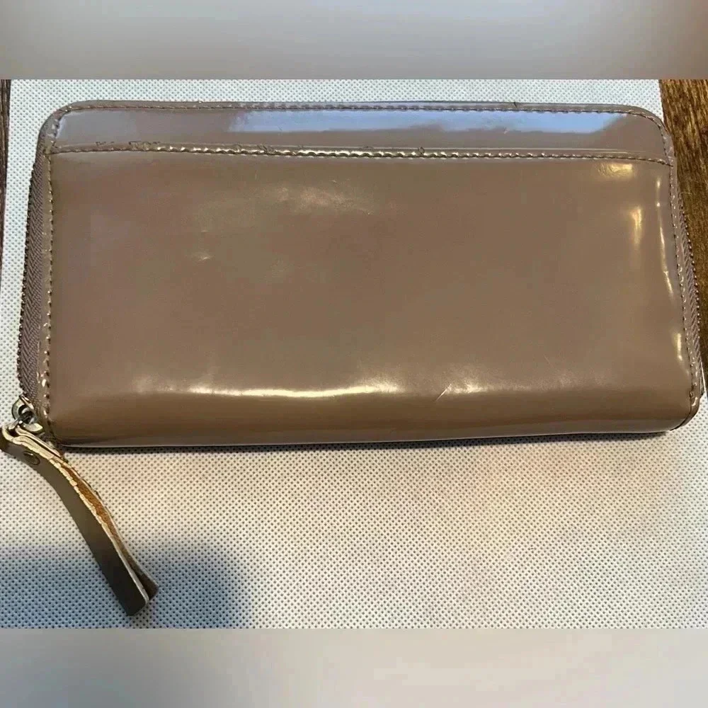 Kate Spade New York| ladies Continental patent leather zip around wallet.